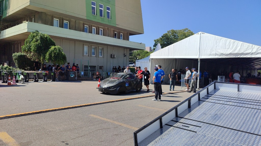 Paddock alanında araç incelemesi